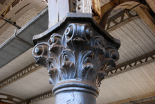 904828 Afbeelding van een gietijzeren kapiteel van een van de kolommen van de perronkap van het Centraal Station te Utrecht.